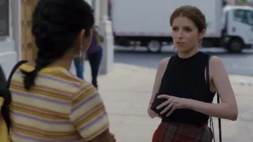 Sans manches Recadrée Top porté par Darby (Anna Kendrick) dans l'Amour de la Vie Saison 1 Épisode 2