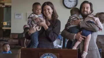 La blouse marrons à motifs portée par Rebecca Pearson (Mandy Moore) dans This Is Us (S02E07)