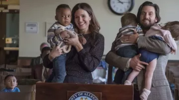 The gold ring worn by Rebecca Pearson (Mandy Moore) in This Is Us (S02E07)