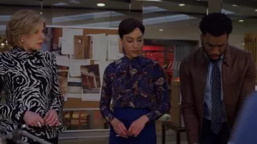 Blusa de seda de cuello de corbata usada por Lucca Quinn (Cush Jumbo) en The Good Fight Temporada 4 Episodio 7