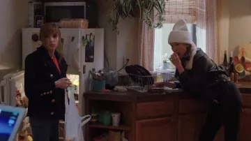 Sherpa Veste en Cuir portés par Sara (Zoë Chao) dans la Vie de l'Amour Saison 1 Episode 1