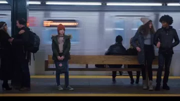 Mochila gris Fjallraven usada por Darby (Anna Kendrick) en Love Life Temporada 1 Episodio 1