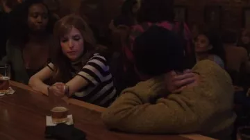 Rayé Col montant Haut porté par Darby (Anna Kendrick) dans la Vie de l'Amour Saison 1 Episode 1