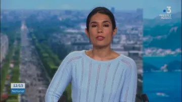 Le pull ajouré bleu ciel à manches raglan de Émilie Tran Nguyen dans 12/13 Journal de France 3 le 29.05.2020