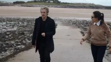 Jean de la Marine porté par Petronella Osgood (Ingrid Oliver) dans Doctor Who, Saison 9, Épisode 7