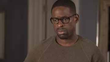 Le pull marron porté par Randall Pearson (Sterling K. Brown) dans This Is Us (S02E07)