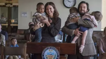 Los pantalones marrones que lleva Jack Pearson (Milo Ventimiglia) en This Is Us (S02E07)