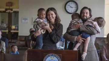 El blazer beige goosefoot usado por Jack Pearson (Milo Ventimiglia) en This Is Us (S02E07)