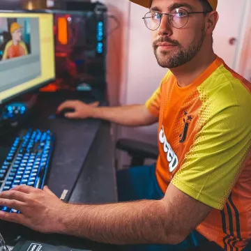 The football shirt Adidas orange Juventus worn by Valouzz on his account Instagram @valouzz_ 