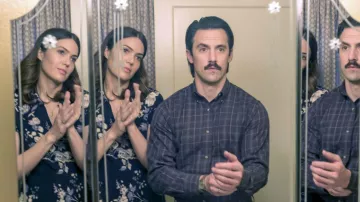 La robe bleue à fleurs portée par Rebecca Pearson (Mandy Moore) dans This Is Us (S02E08)