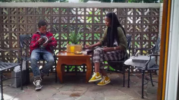 Zapatillas Nike blazer amarillo mostaza usadas por Puleng (Ama Qamata) en Blood & Water (S01E01)