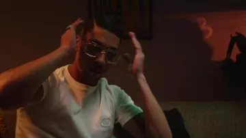 Le t-shirt blanc Dior CD de Maes dans le clip 10k de Bolémvn