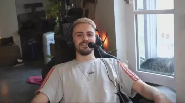 Camiseta gris adidas con bandas naranjas de Joyca en el vídeo LA HISTORIA DE MI CABELLO