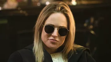 Gafas de sol negras usadas por Sara Lance (Caity Lotz) en Legends of Tomorrow de DC (Temporada 5 Episodio 13)