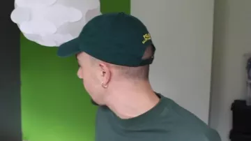 La boucle d'oreille de Mister V dans sa video FAIRE UN 2EME ALBUM