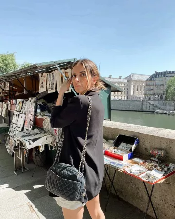 The leather handbag Chanel camera worn by Ameile Dias on his account Instagram @amelie.dias