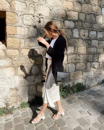 La falda de polipiel de medio cuerpo que lleva Amelie Dias en su cuenta de Instagram @amelie.dias