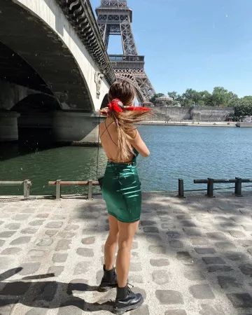 El ajustado vestido de raso que lleva Amelie Dias en su cuenta de Instagram @amelie.dias