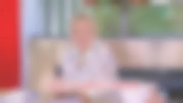 La chemise en voile de coton imprimé tropical de Anne-Élisabeth Lemoine dans C à Vous le 29.05.2020