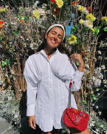 Le sac rouge Louis Vuitton porté par Mayadorable sur son compte Instagram @mayadorable