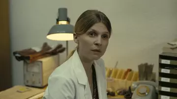 Chaqueta de abrigo de laboratorio usada por Clémence Poésy como se ve en Tenet