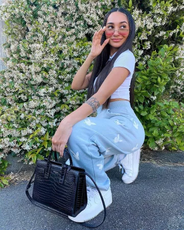 El par de Nike Air Force One blancas usadas por Maile Akln en su cuenta de Instagram @maileakln