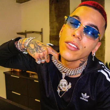 The Adidas jacket worn by Sfera Ebbasta on his account Instagram @sferaebbasta 