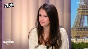 La robe à boutons de Lilia Hassaine dans Quotidien