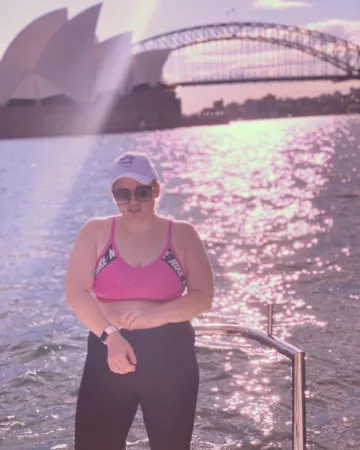Sujetador con cinta adhesiva con el logotipo de Nike Training Indy en rosa usado por Rebel Wilson en la cuenta de Instagram @rebelwilson