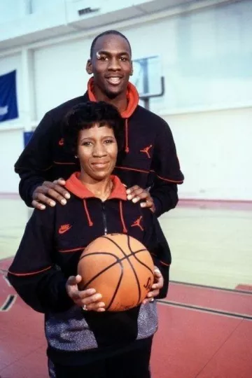 Demi-Zip noir Nike Air Jordan chandail porté par Michael Jordan sur la vieille photo de pentecôte sa mère