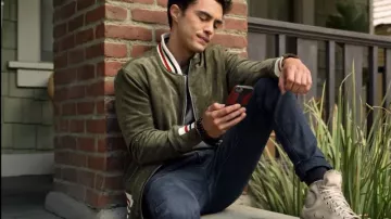 BlankNYC Green Bomber Jacket usado por Paxton (Darren Barnet) en Never Have I Ever (S01E10)
