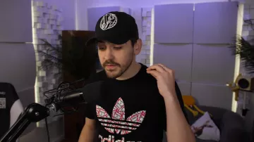 La camiseta de Adidas que lució Joyca en el vídeo ¡ESTOS TUTORIALES NO TIENEN SENTIDO! ????