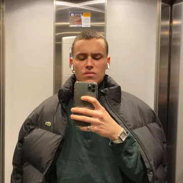 The down jacket black Lacoste worn by Arón Piper on his account Instagram @aron.piper 