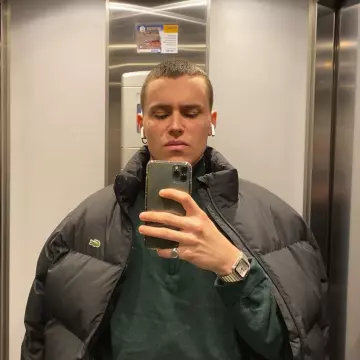 La doudoune noire Lacoste portée par Arón Pi­per sur son compte Instagram @aron.piper 