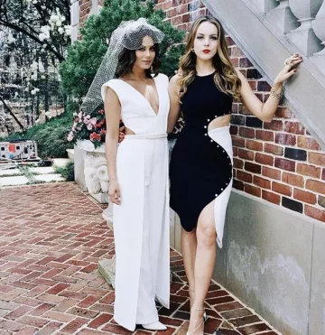 La robe noire et blanche portée par Elizabeth Gillies sur une photo promotionnelle de la série Dynastie (Saison 1)