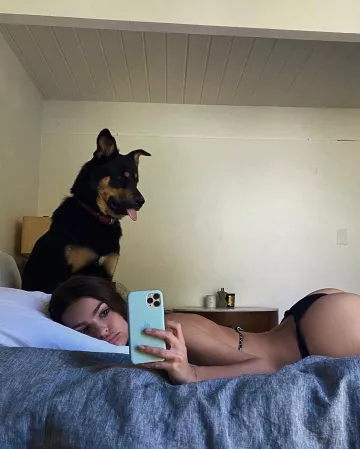 The silicone shell for iPhone 11 Pro color Cactus of Emily Ratajkowski on her account Instagram @emrata