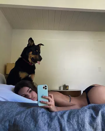 La coque en si­li­cone pour iPhone 11 Pro couleur Cac­tus de Emily Ratajkowski sur son compte Instagram @emrata