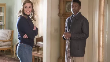 La bufanda a cuadros marrón usada por Randall (Niles Fitch) en This Is Us (S02E09)