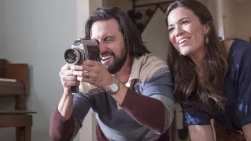 The blouse blue short sleeves worn by Rebecca Pearson (Mandy Moore) in This Is Us (S02E09)