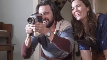 The beige skirt suede worn by Rebecca Pearson (Mandy Moore) in This Is Us (S02E09)