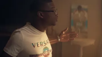 The white t-shirt Versace worn by Ninho in her video clip Letter to a woman