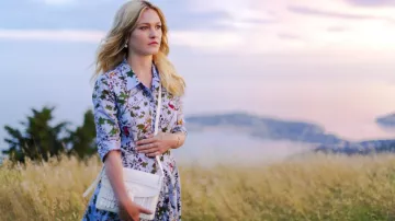 Burberry Macken Petit Broguing Gland Sac à Bandoulière blanc porté par Georgina Clios (Julia Stiles) à la Riviera (S02E01)