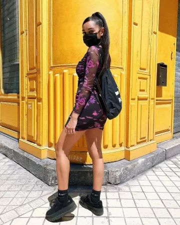 El ajustado vestido de manga larga en tul oriental que lució Maile Akln en su cuenta de Instagram @maileakln