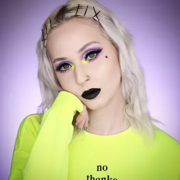 The sweatshirt neon yellow No thanks worn by Marion Chameleon on his account Instagram @marioncameleon