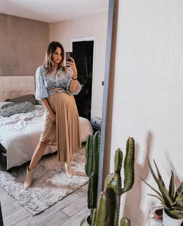 La falda plisada larga que lleva Julia Flabat en su cuenta de Instagram @julia.flabat