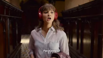 Le casque audio rouge porté par Isi (Lisa Vicari) dans Isi & Ossi