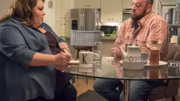 Le jean denim bleu porté par Toby Damon (Chris Sullivan) dans This Is Us (S02E09)