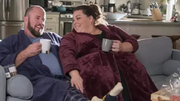La robe de chambre bleue portée par Toby Damon (Chris Sullivan) dans This Is Us (S02E09)