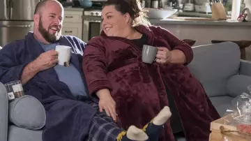 Le pantalon de pyjama porté par Toby Damon (Chris Sullivan) dans This Is Us (S02E09)