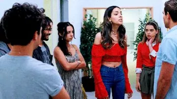 Rouge à Volants Crop Top porté par Isabela (Zión Moreno) en matière de Contrôle Z (S01E01)